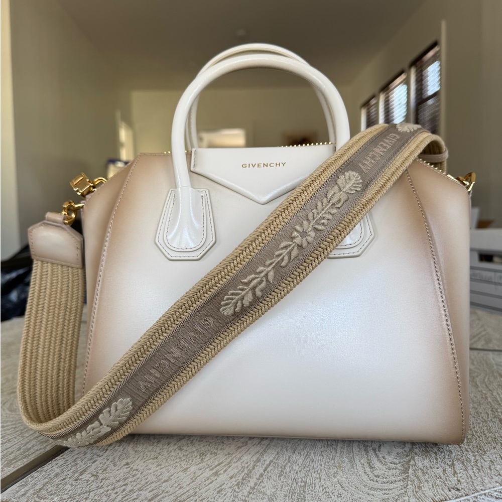 Givenchy Antigona Small in Dust Grey - Picture 2 of 8